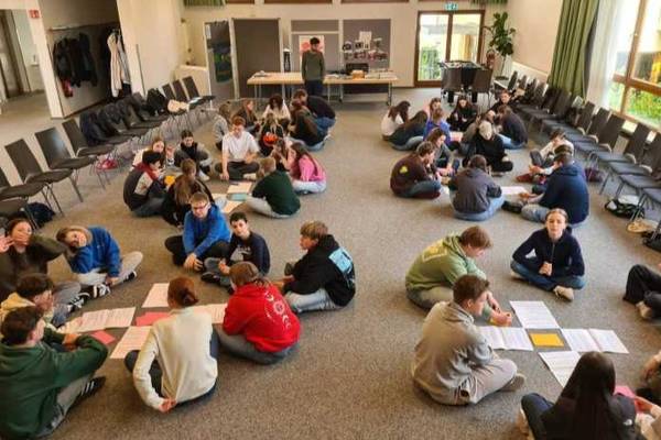 Jugendliche sitzen in Kleingruppen zusammen