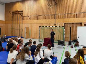 Andacht vor einem Fußballtor