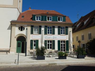 Altes Gemeindehaus mit "mittendrin"