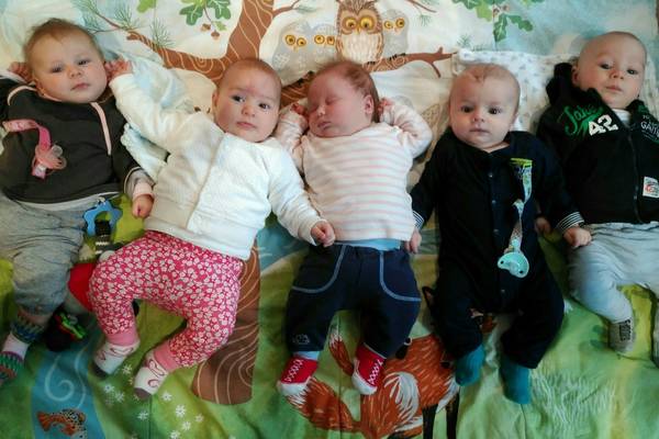kleine Kinder auf der Krabbeldecke