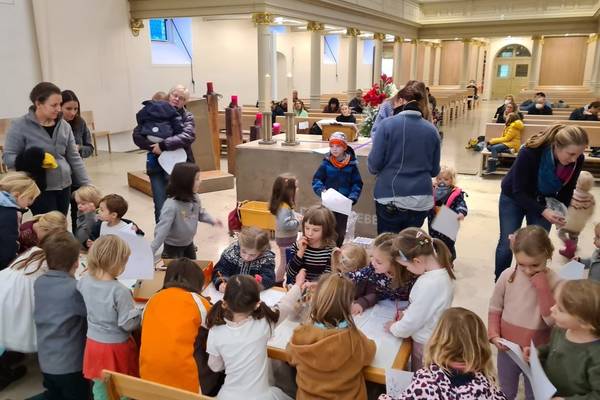 Kinder im Altarraum der Kirche
