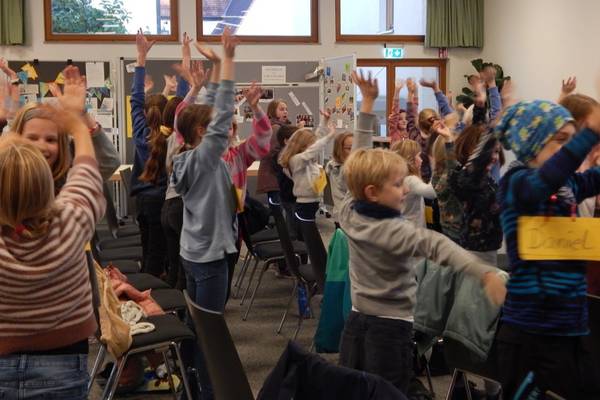 Kinder haben Spaß mit Jesus