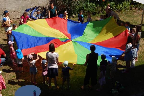 Kinder mit einem Schwungtuch