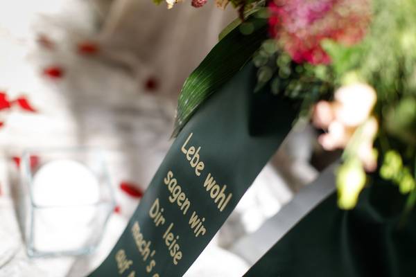 Eine Bestattungsfeier mit einer Urne.